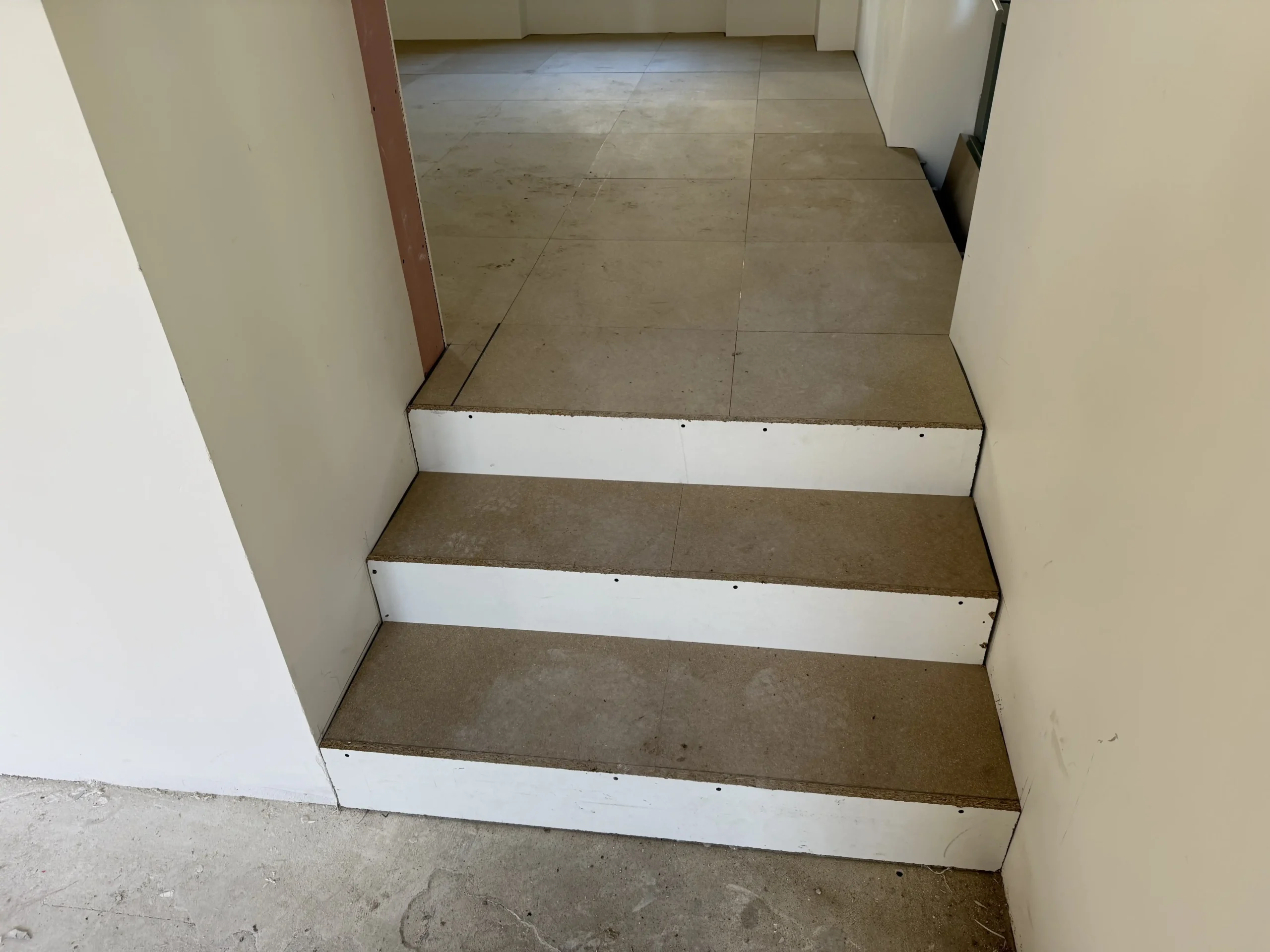 Escalier de trois marches en dalles de faux plancher