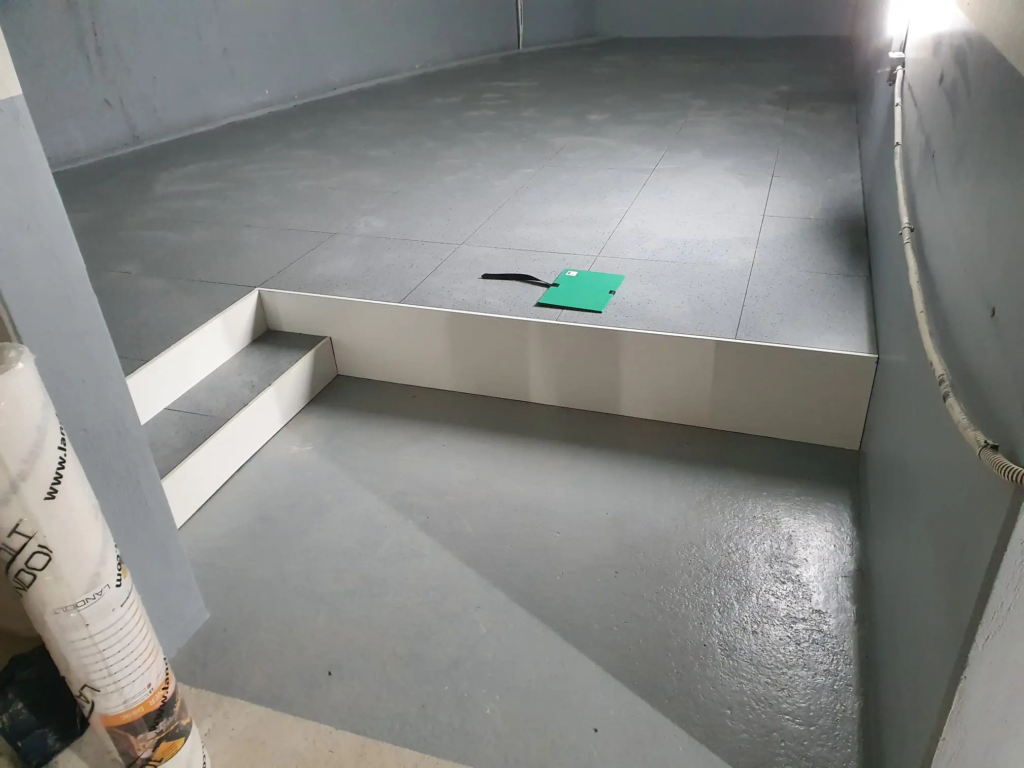 Plancher technique en dalles stratifiées