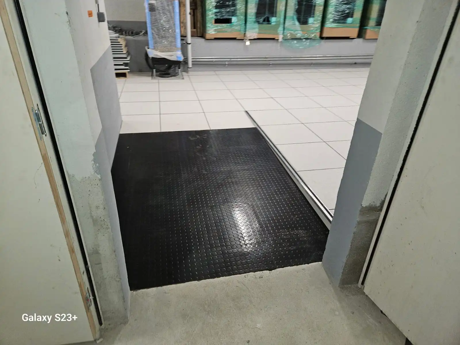 Pose de plancher technique stratifiée avec rampe d'accès